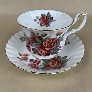 ROYAL ALBERT "CENTENNIAL ROSE" TEA CUP‎ & SAUCER SET EUC